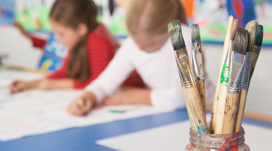 kids-painting-in-an-art-room